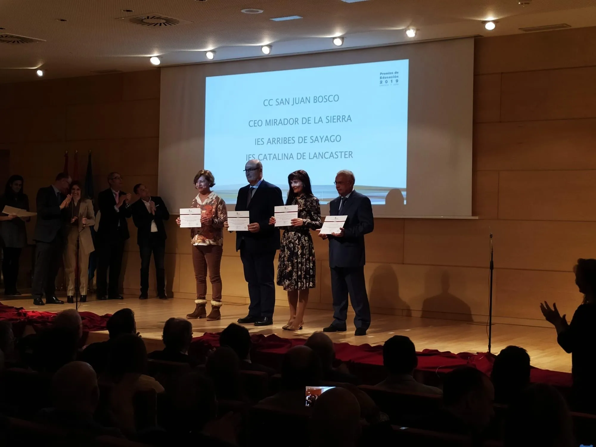 Momento de la entrega del premio al San Juan Bosco