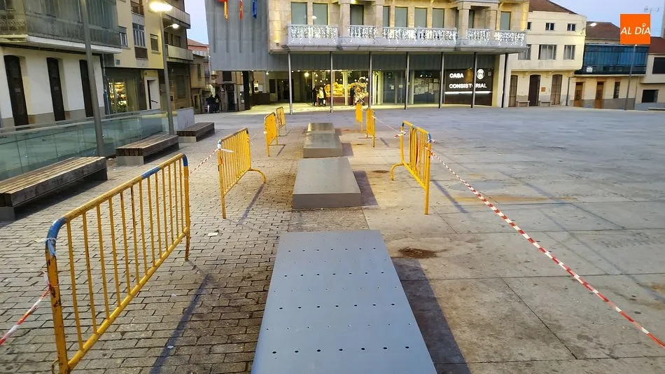 Los bancos de la Plaza Mayor de Guijuelo serán ahora de granito