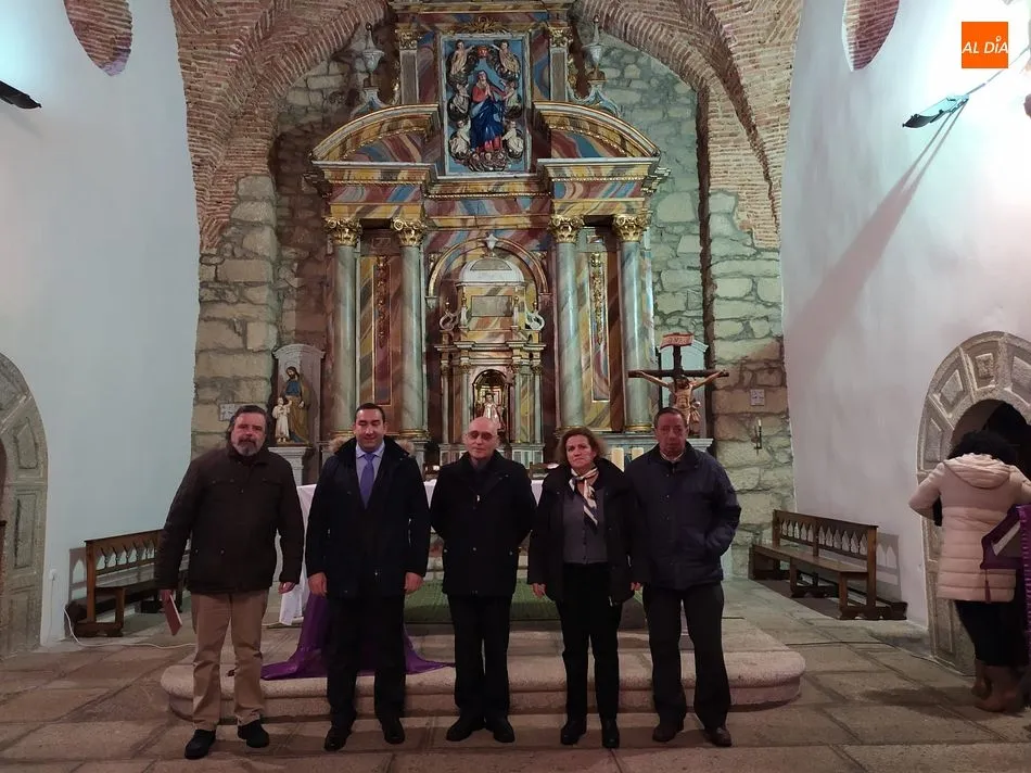 El delegado de la Junta, Eloy Ruiz, junto a otras autoridades y la alcaldesa, Nieves García, frente al retablo restaurado en Sorihuela