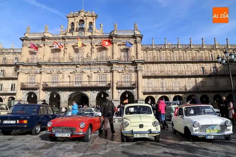Concentración de los vehículos clásicos en la Plaza Mayor de Salamanca / Lydia González