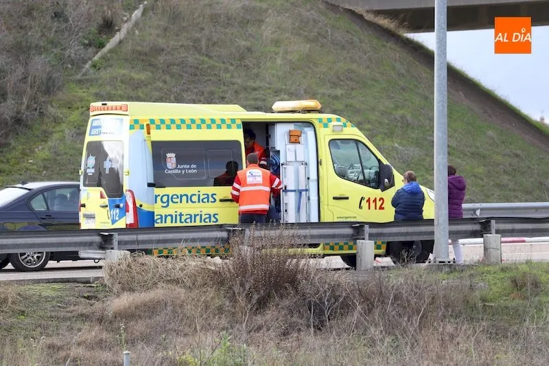 Foto 3 - Herido un motorista tras chocar con un coche en una rotonda