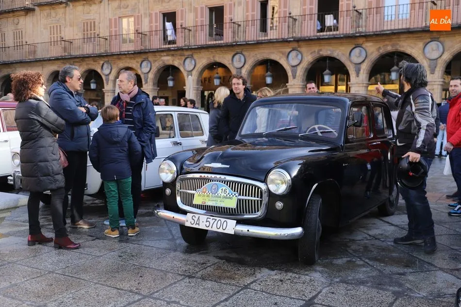 Foto 7 - M&aacute;s de 150 veh&iacute;culos cl&aacute;sicos recorren el centro de Salamanca para ayudar a las Hermanitas de...