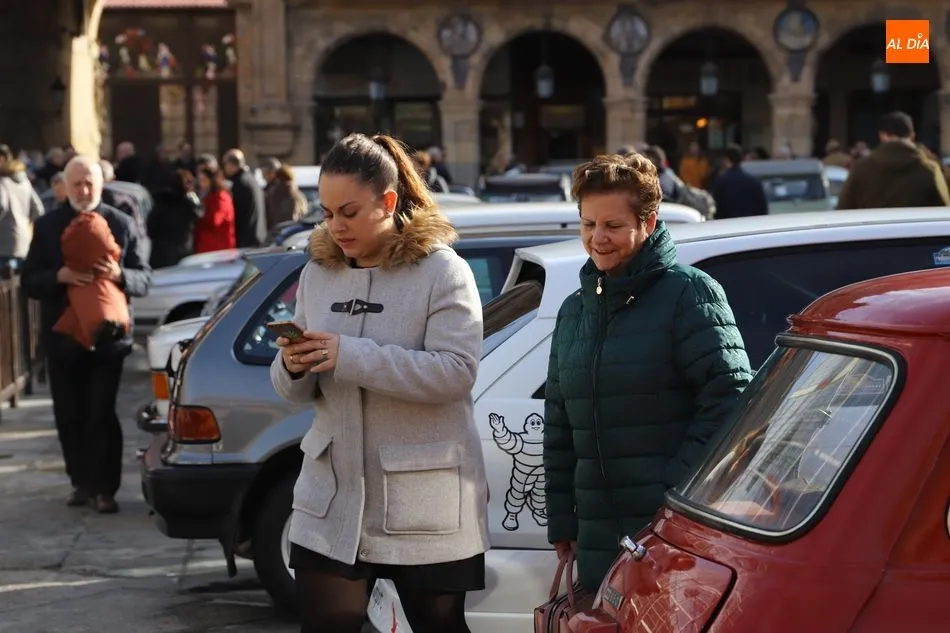 Foto 6 - M&aacute;s de 150 veh&iacute;culos cl&aacute;sicos recorren el centro de Salamanca para ayudar a las Hermanitas de...