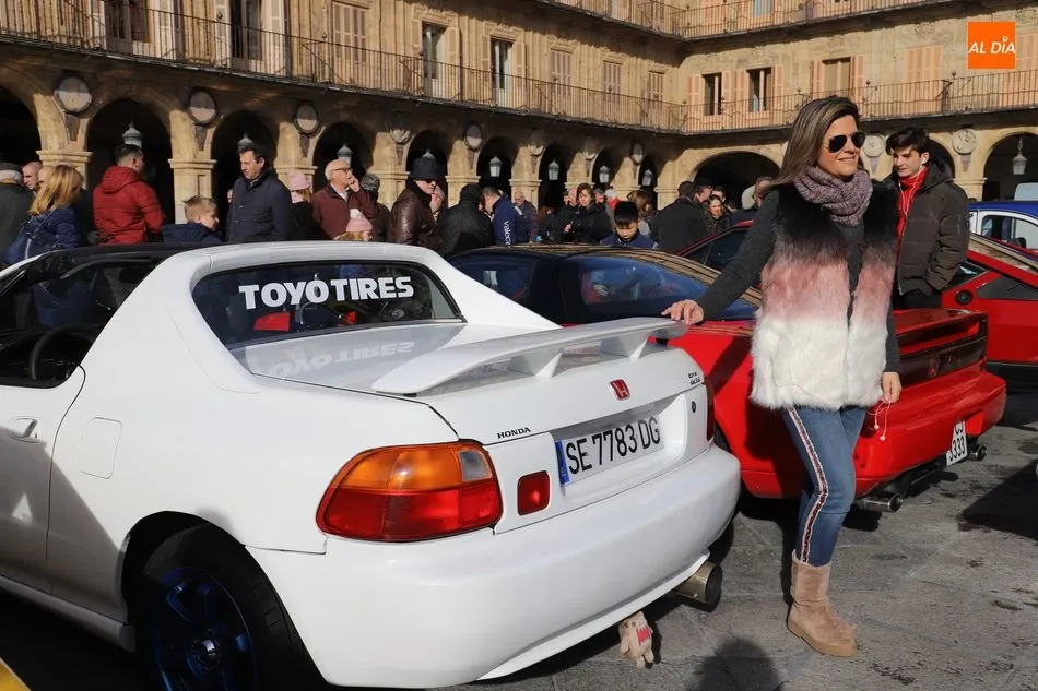 Foto 4 - M&aacute;s de 150 veh&iacute;culos cl&aacute;sicos recorren el centro de Salamanca para ayudar a las Hermanitas de...