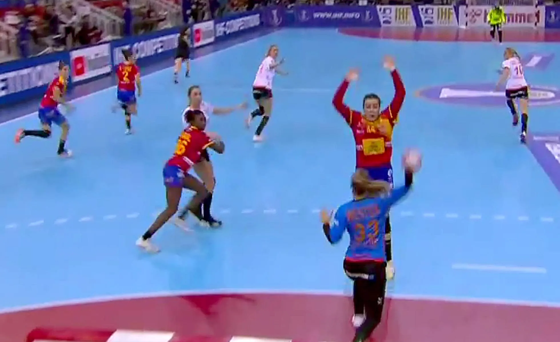 La acción de la polémica