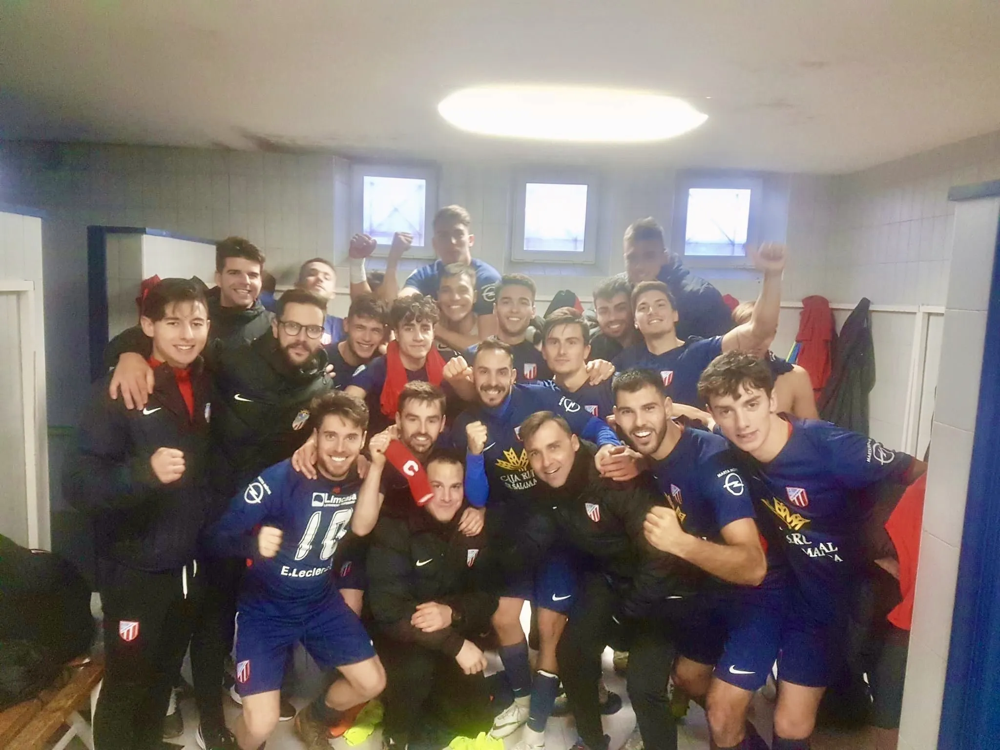 Los jugadores del Santa Marta celebran la victoria en el vestuario / UD Santa Marta