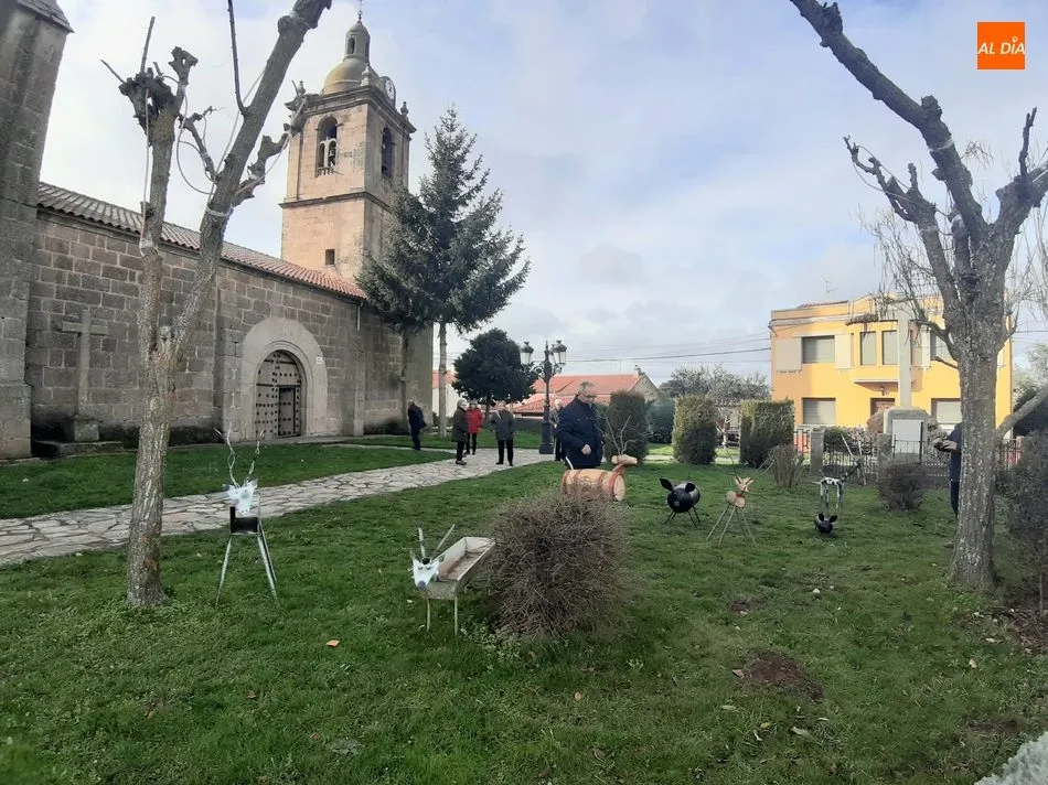 El belén se encuentra frente a la puerta norte de la iglesia / FOTOS: MANUEL NICOLÁS BOGAZ