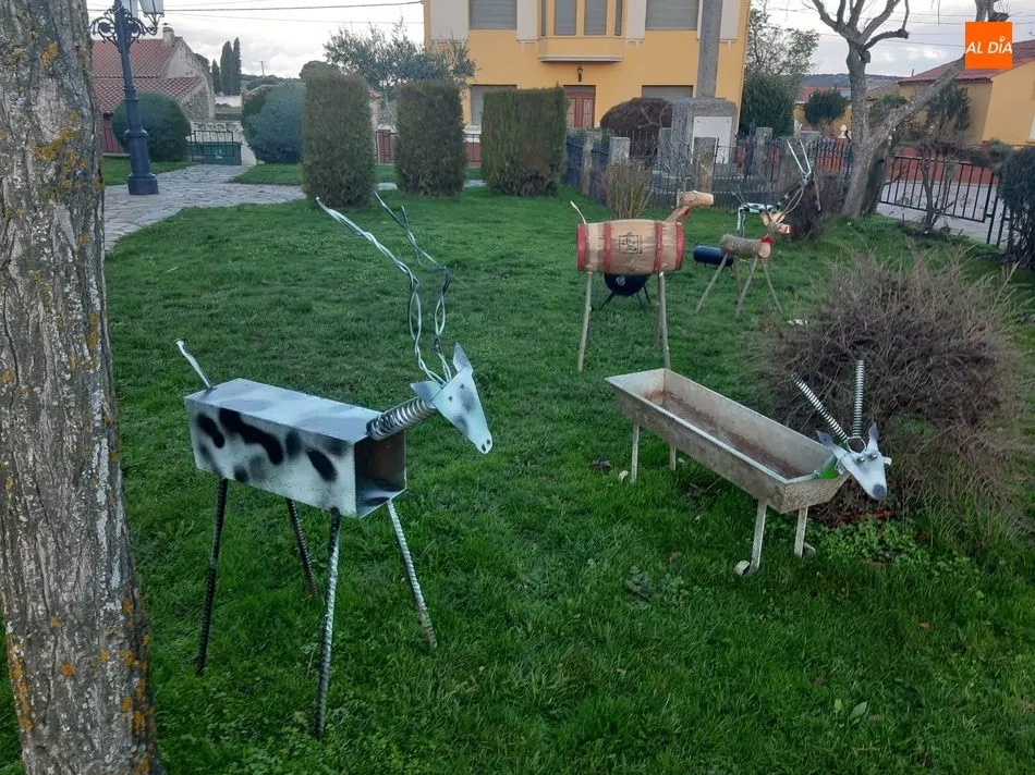 Foto 7 - Olmedo de Camaces se viste de Navidad con un ins&oacute;lito bel&eacute;n realizado con objetos reutilizables  