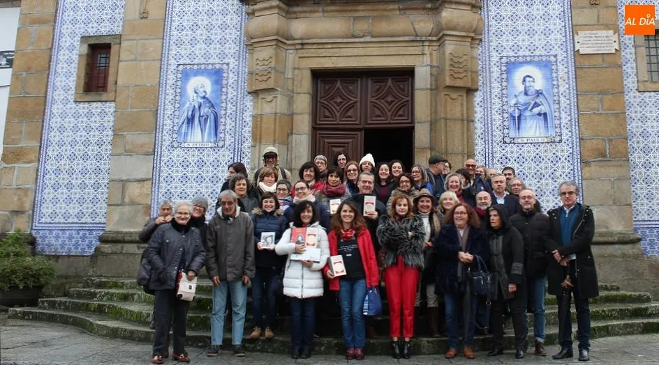 Portugueses y españoles participantes en el encuentro ibérico, en la Praça de São Pedro de Gouveia