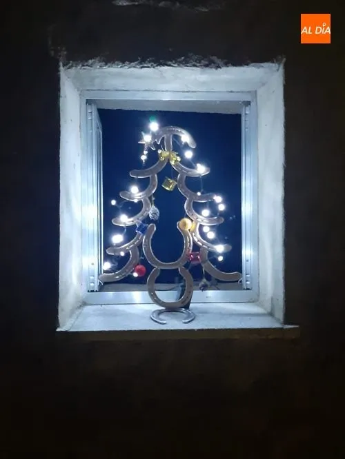 Foto 2 - Olmedo de Camaces se viste de Navidad con un ins&oacute;lito bel&eacute;n realizado con objetos reutilizables  