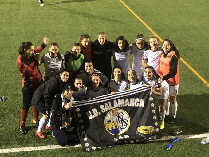 Celebración de la victoria de las jugadores del Salamanca FF / Twitter CD Salamanca FF