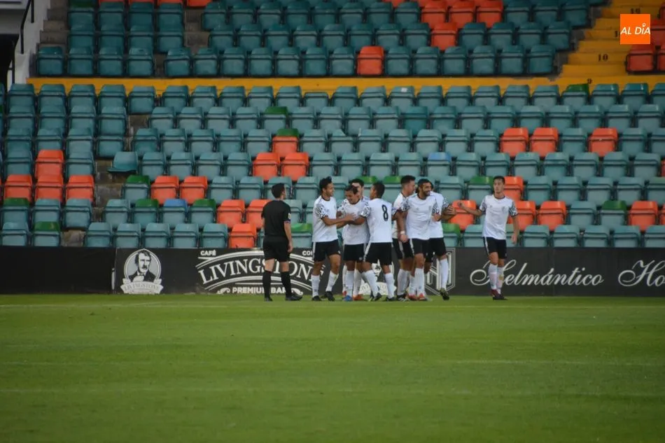 Los jugadores del Salamanca B celebran un gol en el Helmántico / Archivo