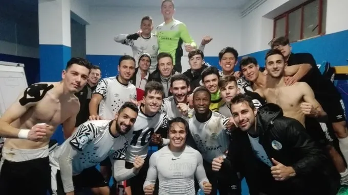 El equipo celebra el triunfo en el vestuario / TWITTER