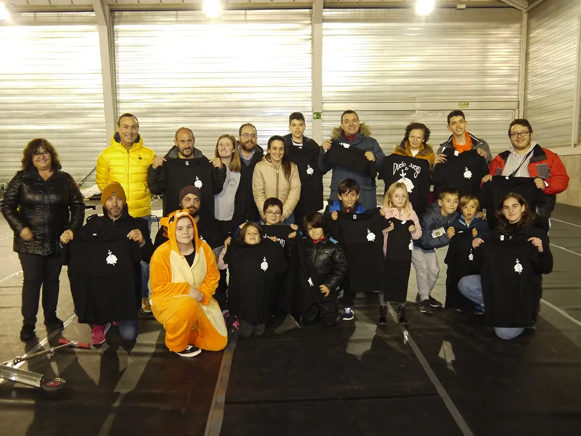 Participantes en la Jornada de Duelo y Juego celebrada en Carbajosa