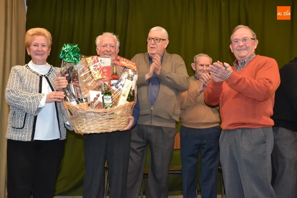 Calixto Tomé Alcalá se lleva la cesta navideña puesta en juego por El Porvenir  