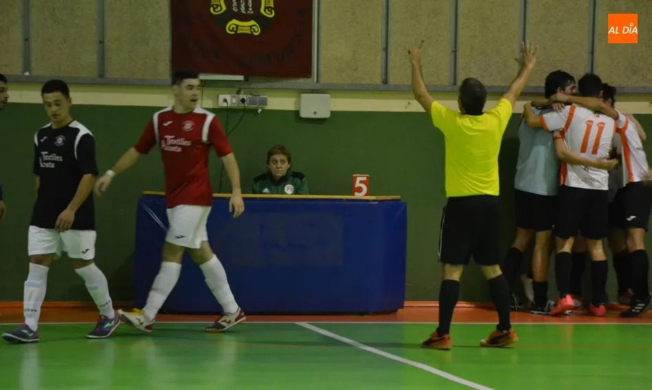 El árbitro marca el último gol del Laguna con los jugadores del III Columnas protestando que había sido falta | Fotos @kisanghani