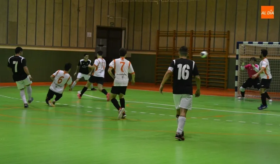 Foto 2 - El III Senior corta su racha de victorias en un partido que ellos mismos se fueron complicando  