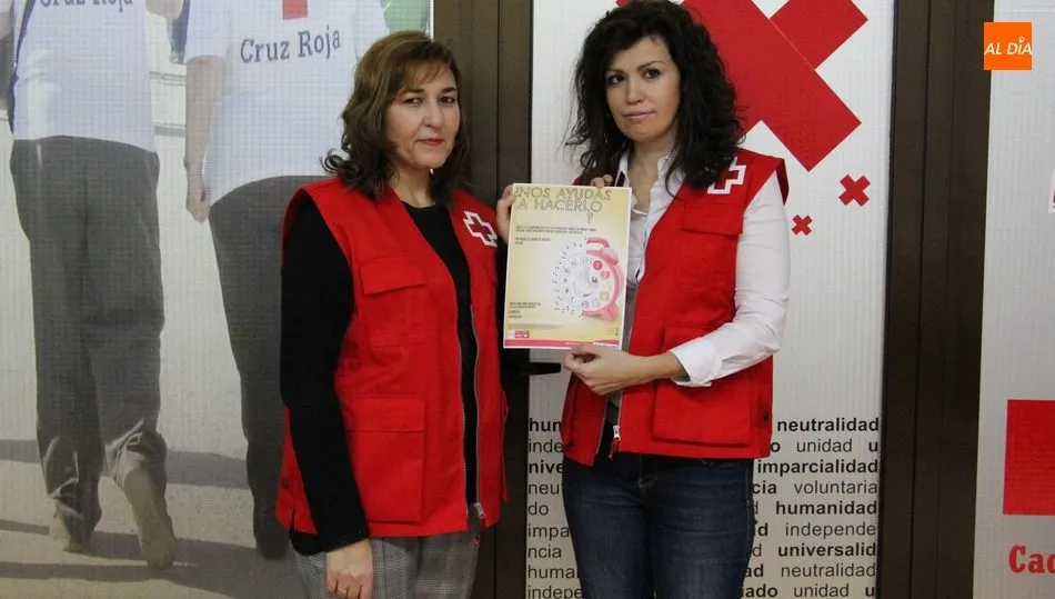 Adela Priero, presidenta comarcal de Cruz Roja, y Estela García, técnico de la Asamblea Comarcal / CORRAL