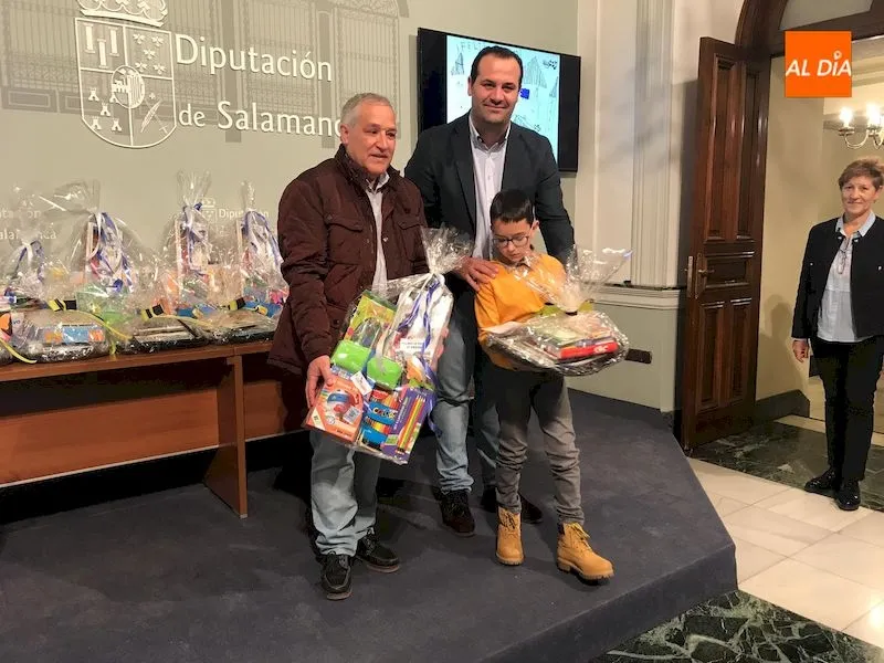 Foto 7 - Entregados los premios del V Concurso Infantil de Postales Navide&ntilde;as organizado por la Diputaci&oacute;n ...