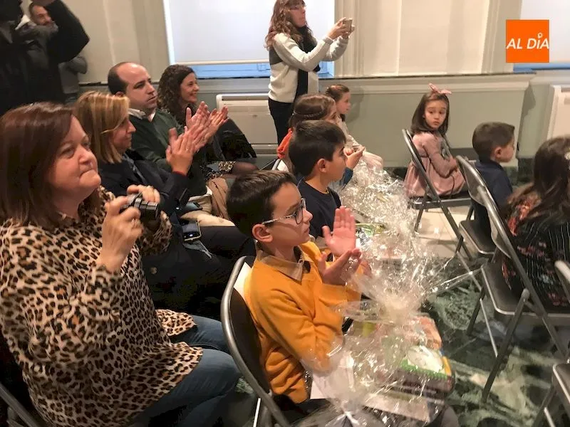 Foto 2 - Entregados los premios del V Concurso Infantil de Postales Navide&ntilde;as organizado por la Diputaci&oacute;n ...