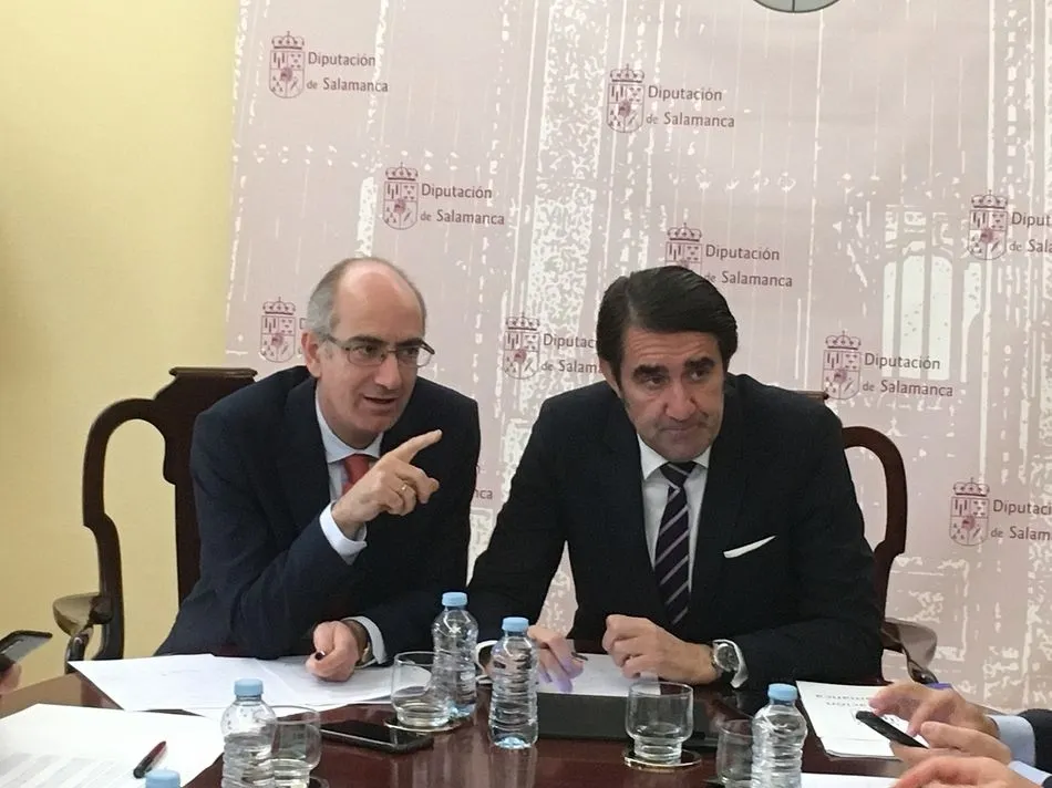Javier Iglesias, presidente de la Diputación de Salamanca, y Juan Carlos Suárez-Quiñones, consejero de Fomento y Medio Ambiente