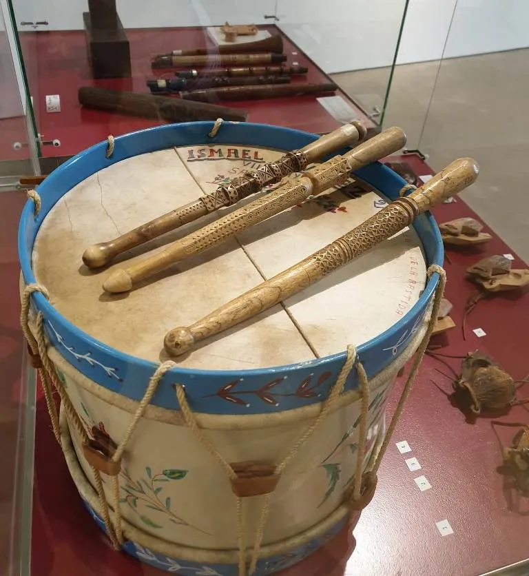 Foto 4 - Jos&eacute; Ram&oacute;n Cid aporta fondos de su propiedad a una exposici&oacute;n en el Museo de Foz C&ocirc;a  