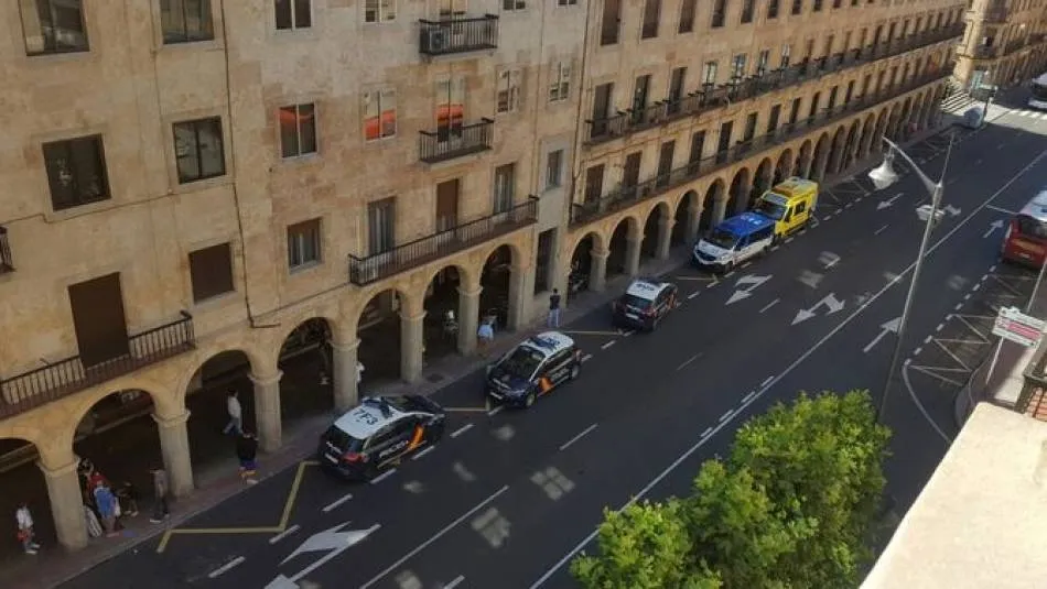 Coches de la Policía Nacional en la Gran Vía de Salamanca en una intervención anterior. Foto: Archivo