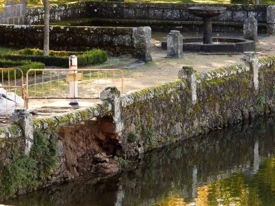 Foto 5 - Despu&eacute;s de m&aacute;s de un mes, el pretil del estanque de El Bosque sigue sin ser reparado