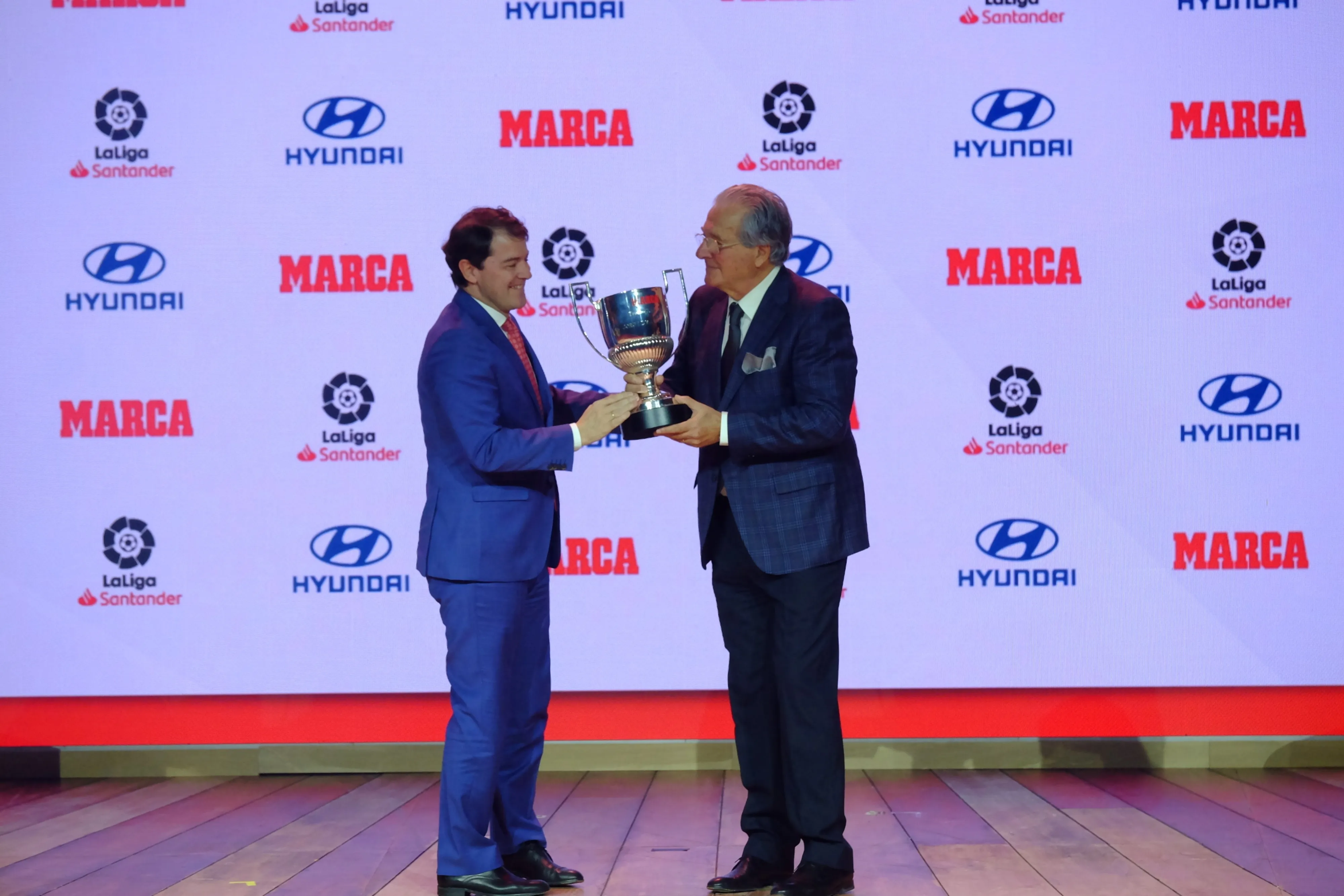 Foto 3 - Jorge D'Alessandro recibe el Trofeo Zamora: &ldquo;Va para Salamanca y para nuestra afici&oacute;n&rdquo;