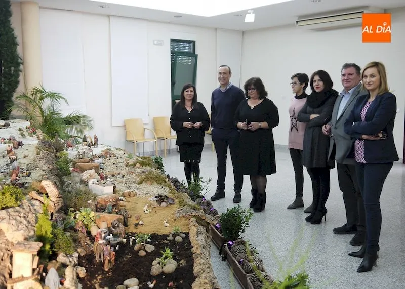 Foto 9 - Inaugurado el tradicional Bel&eacute;n de Carbajosa en la Casa de la Cultura