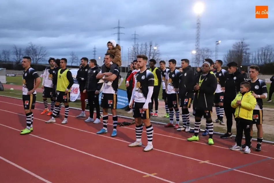 Jugadores de Unionistas saludan al público al final de un encuentro / Archivo