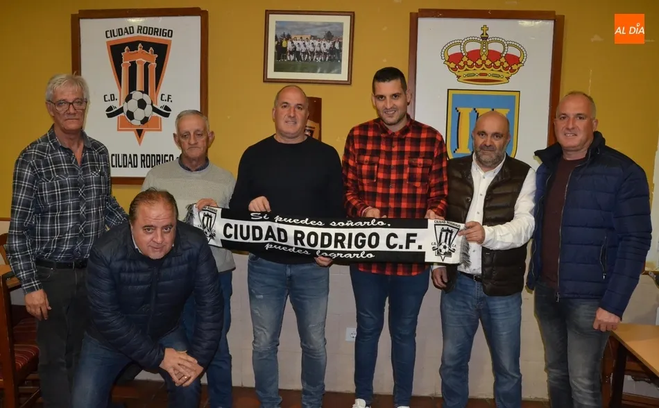 El Ciudad Rodrigo CF presenta oficialmente a Aris Marcos como su nuevo técnico  