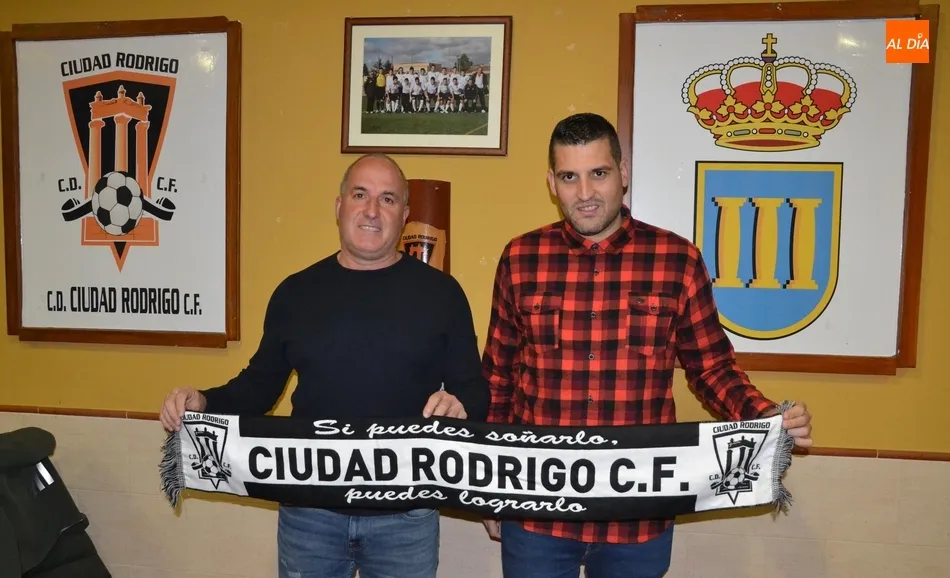 Foto 2 - El Ciudad Rodrigo CF presenta oficialmente a Aris Marcos como su nuevo t&eacute;cnico  