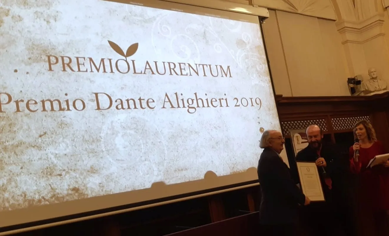 Colinas recibiendo el premio en el Senado de Roma