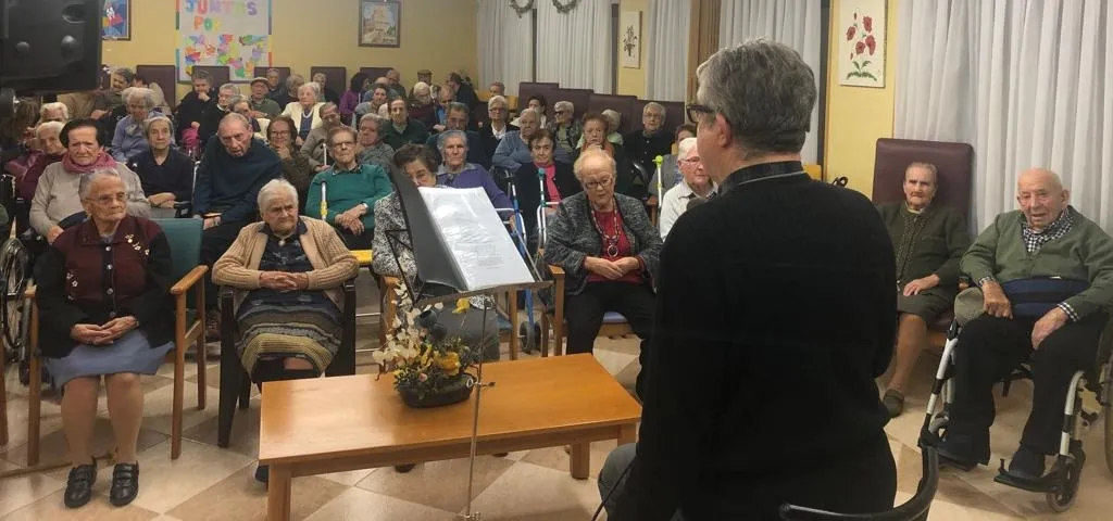 Foto 2 - Lauren Risue&ntilde;o visita un a&ntilde;o m&aacute;s a los residentes de Caracillo  