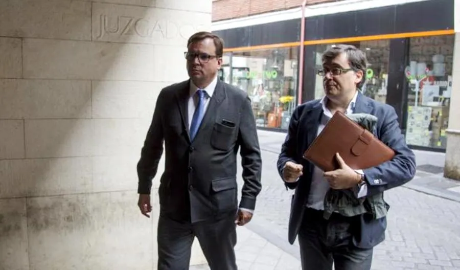 Rafael Delgado junto a su abogado. Foto de EP