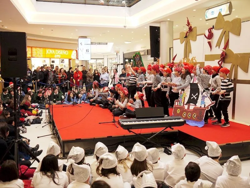 Foto 9 - Celebrada la primera jornada del Certamen de Villancicos del Centro Comercial El Tormes
