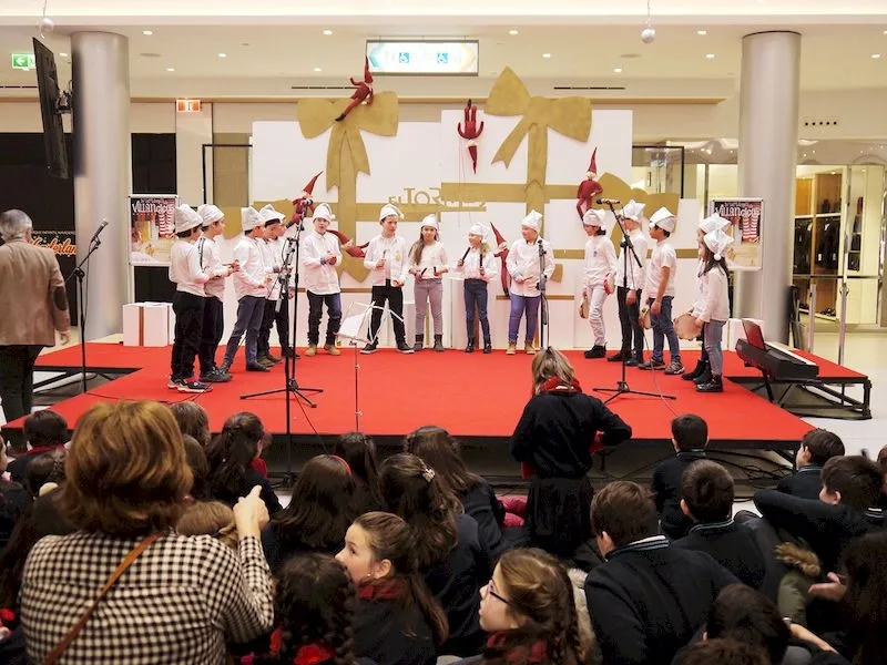 Foto 8 - Celebrada la primera jornada del Certamen de Villancicos del Centro Comercial El Tormes