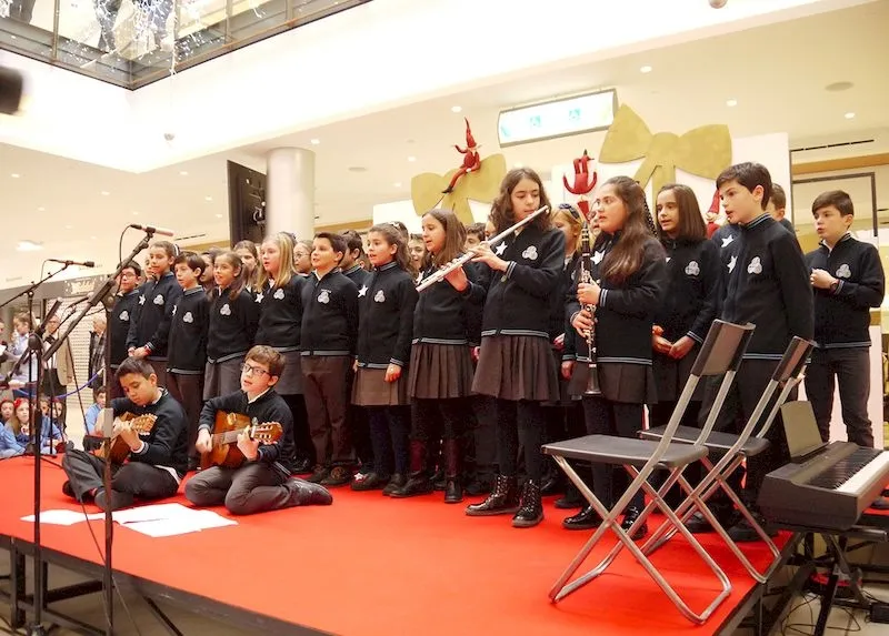 Foto 7 - Celebrada la primera jornada del Certamen de Villancicos del Centro Comercial El Tormes
