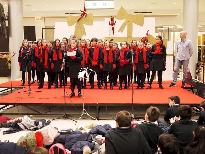 Foto 5 - Celebrada la primera jornada del Certamen de Villancicos del Centro Comercial El Tormes