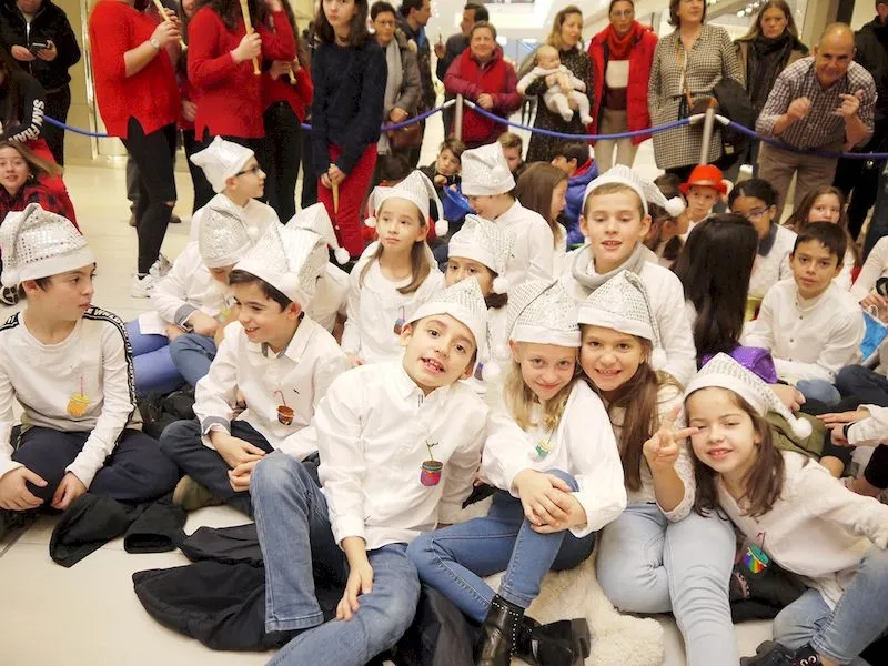 Foto 4 - Celebrada la primera jornada del Certamen de Villancicos del Centro Comercial El Tormes