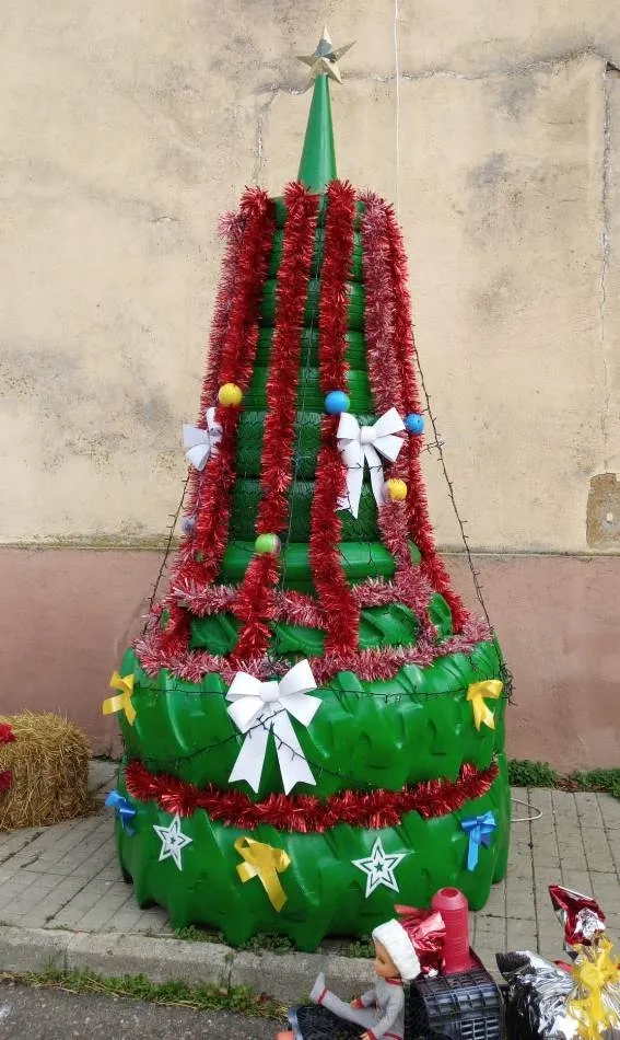 Foto 3 - Vecinos de Pastores apuestan por las ruedas para crear su decoraci&oacute;n navide&ntilde;a  