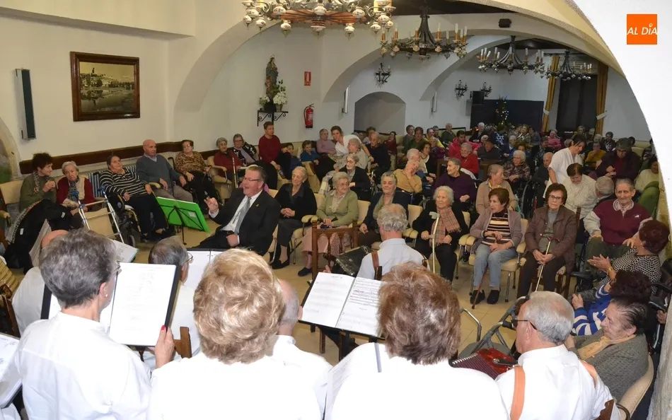 Foto 8 - El Hospital de la Pasi&oacute;n recibe a Aires del &Aacute;gueda antes de su actuaci&oacute;n en el Teatro Nuevo  