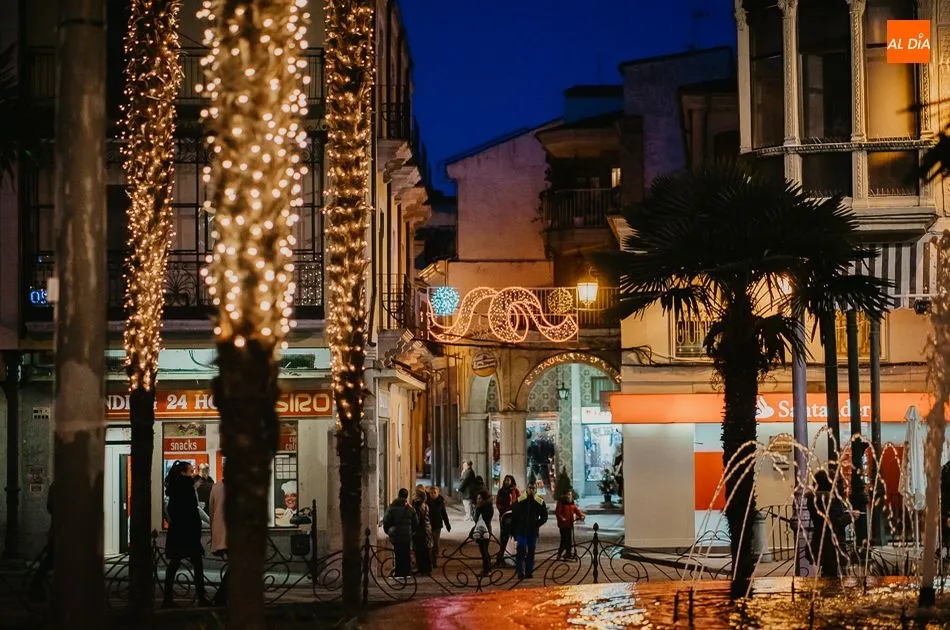 Plaza Mayor de Alba de Tormes iluminada por Navidad. FOTOS: RUBEN VICENTE