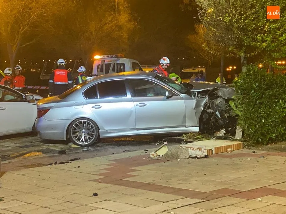 Foto 3 - Un aparatoso choque entre dos turismos deja un herido en la calle John Dalton