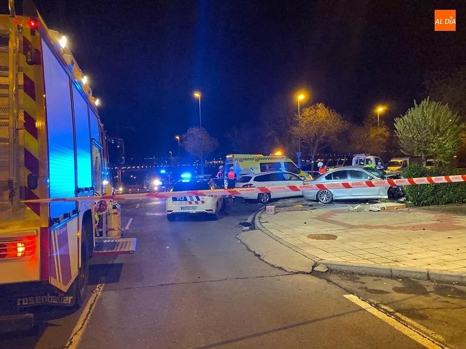 Foto 2 - Un aparatoso choque entre dos turismos deja un herido en la calle John Dalton