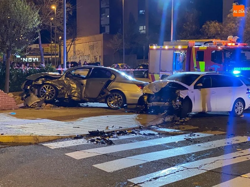 Estado de los dos vehículos tras el choque en la calle John Dalton