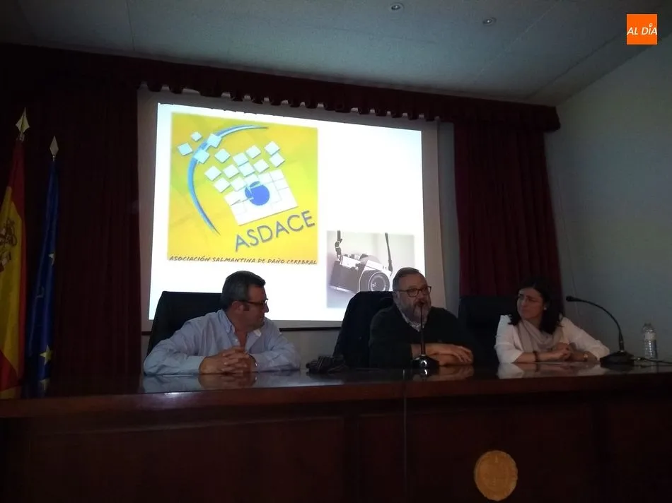 Foto 6 - Emotivo homenaje de Asdace al catedr&aacute;tico de fisioterapia Jos&eacute; Ignacio Calvo Arenillas