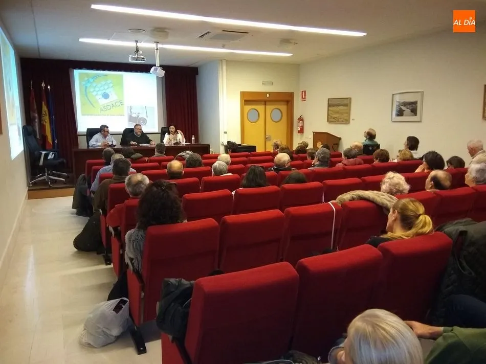 Foto 2 - Emotivo homenaje de Asdace al catedr&aacute;tico de fisioterapia Jos&eacute; Ignacio Calvo Arenillas
