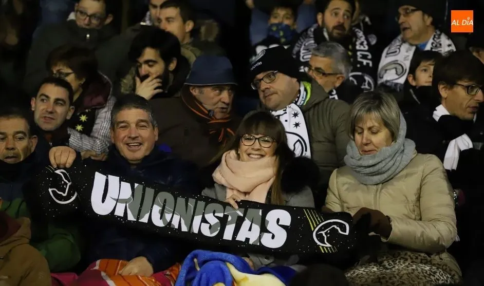 Aficionados de Unionistas de Salamanca animan a su equipo durante el partido / Lydia González